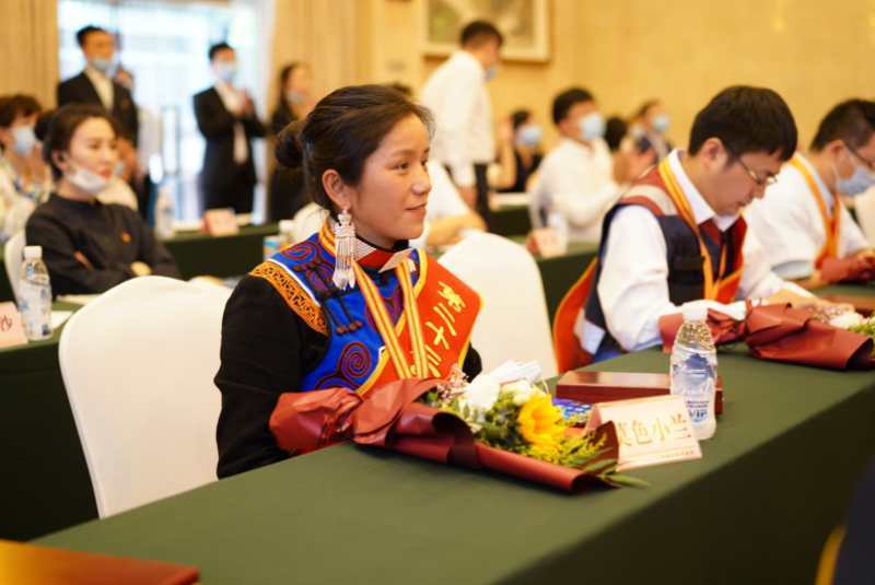 莫色小兰在座谈会上